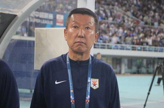 室外情侣对话
